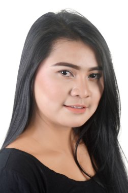 Beyaz arka plan fotoğraf stüdyosunda siyah giyinmiş güzel bir Asyalı kızın portresi.