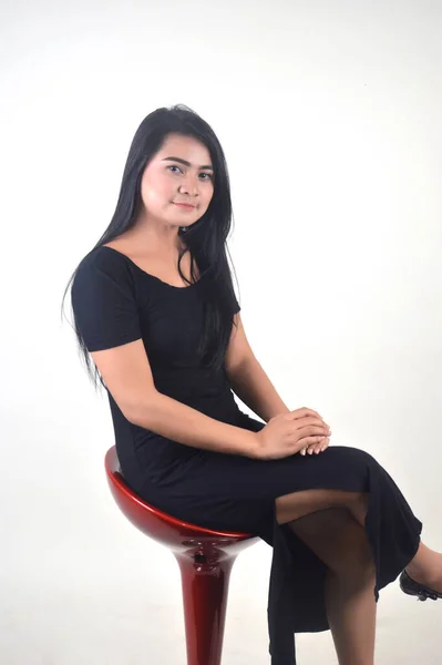 Beyaz Arka Plan Fotoğraf Stüdyosunda Siyah Giyinmiş Güzel Bir Asyalı — Stok fotoğraf
