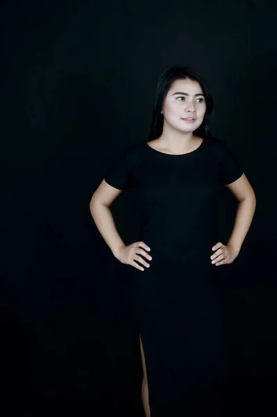 Portrait Béatifique Asiatique Fille Habillé Noir Photo Shoot Dans Fond — Photo