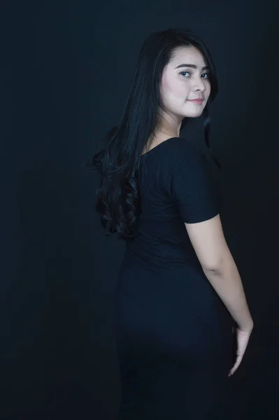 Портрет Бітійної Азіатської Дівчини Одягненої Чорну Фотосесію Чорному Тлі Фотостудії — стокове фото