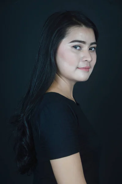 黒の背景写真スタジオで黒の写真撮影に身を包んだ美しいアジアの少女の肖像 — ストック写真