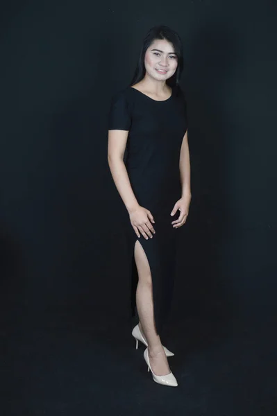 Портрет Прекрасной Азиатской Девушки Одетой Черную Фотосессию Черном Фоне Фотостудии — стоковое фото