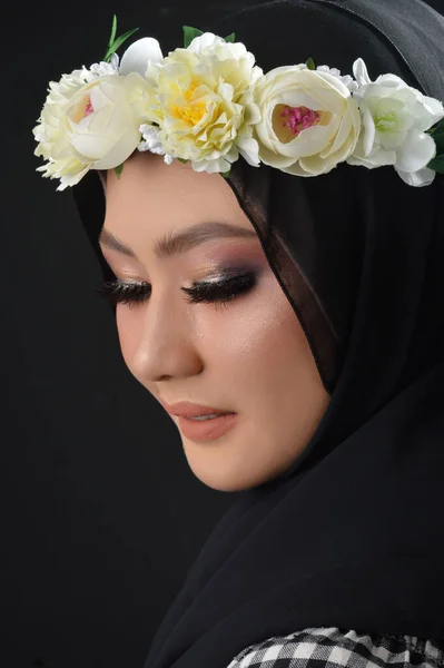 Portrét Krásné Muslimské Asijské Dívky Kostkovaným Motivem Hidžáb Květinovými Čelenkami — Stock fotografie