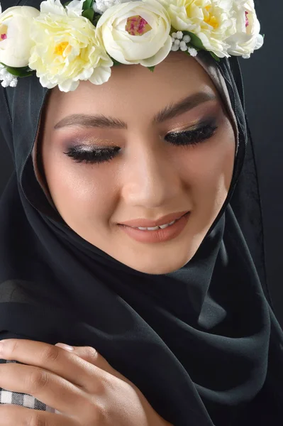 Portrait Beautiful Muslim Asian Girls Checkered Motif Hijab Flower Headbands — Stock Photo, Image
