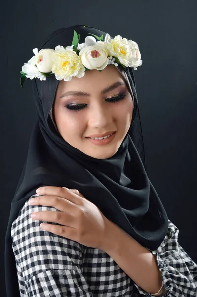 ポートレート ビューティフル ムスリムのアジア系女の子 チェックされたモチーフのヒジャーブ 花のヘッドバンドを持つヒジャーブ 黒い背景のスタジオでの写真 — ストック写真
