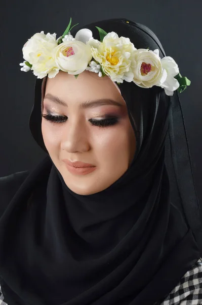 Портрет Красивые Мусульманские Азиатские Девушки Клетчатым Мотивом Хиджаб Цветочными Повязками — стоковое фото