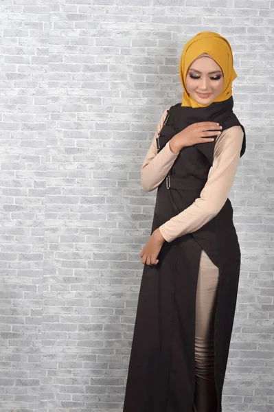 Portrét Krásné Muslimské Asijské Dívky Sobě Hnědé Muslimské Oblečení Žlutý — Stock fotografie