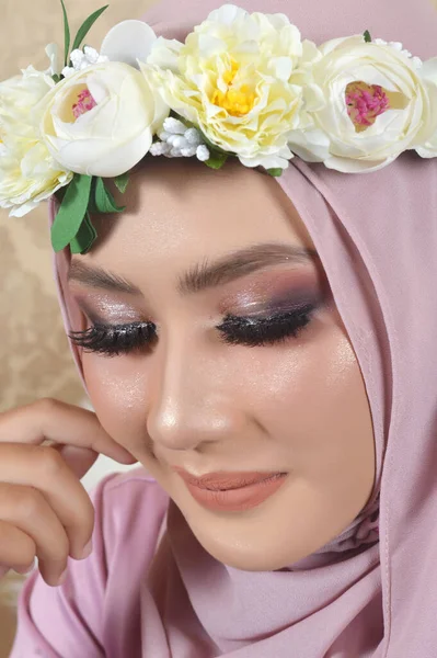 肖像画ピンクのイスラム教徒のシャツと花のバンドを着た美しいイスラム教徒のアジアの女の子 ヴィンテージのレトロな壁紙の背景を持つスタジオの写真 — ストック写真