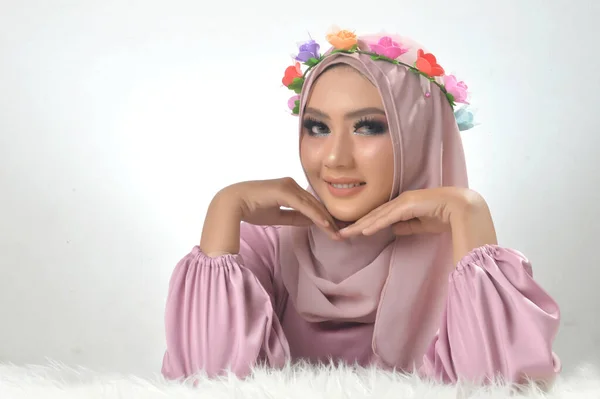 Portret Piękne Muzułmańskie Azjatki Ubrane Różową Muzułmańską Koszulę Zespół Kwiatowy — Zdjęcie stockowe