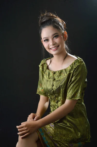 美しいアジアの少女の肖像画緑の写真撮影に身を包んだ黒の背景写真スタジオ — ストック写真