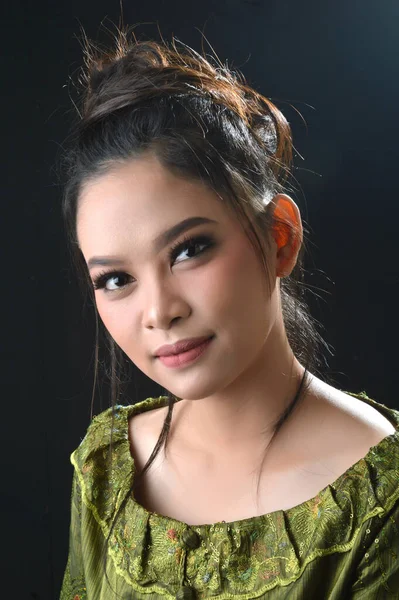 Potret Gadis Asia Cantik Berpakaian Hijau Pemotretan Studio Foto Latar — Stok Foto