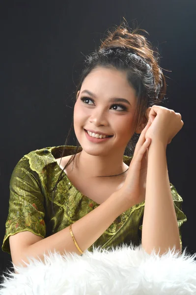 Potret Gadis Asia Cantik Berpakaian Hijau Pemotretan Studio Foto Latar — Stok Foto