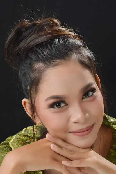 Portret Piękne Zbliżenie Uśmiechnięty Azji Dziewczyna Ubrana Zielony Sesji Zdjęciowej — Zdjęcie stockowe