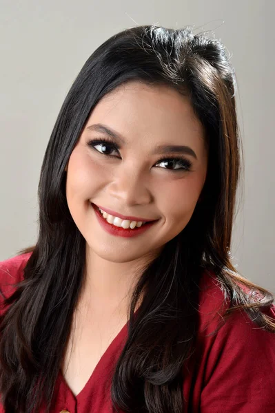 Portret Van Mooi Aziatisch Meisje Gekleed Rood Fotoshoot Een Witte — Stockfoto