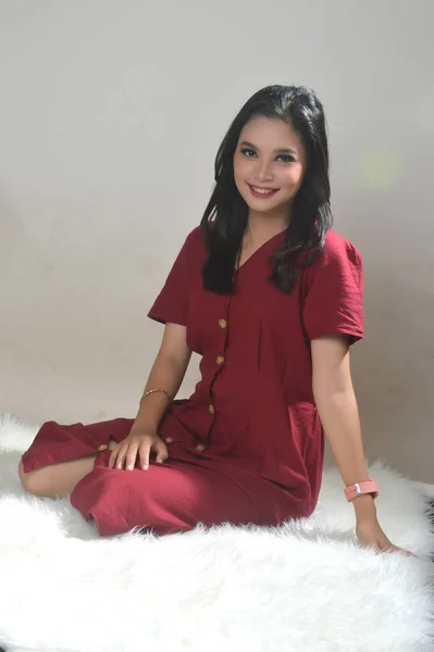 Potret Gadis Asia Cantik Mengenakan Pemotretan Merah Studio Foto Latar — Stok Foto