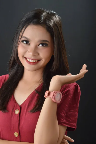 Potret Gadis Asia Cantik Mengenakan Pemotretan Merah Studio Foto Latar — Stok Foto