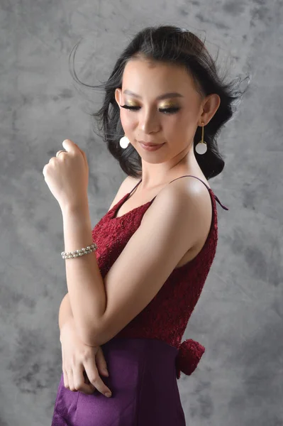 Bela Asiático Chinês Menina Vestido Vermelho Cinza Bakground Foto Estúdio — Fotografia de Stock