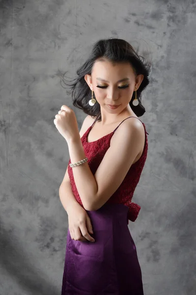 Bela Asiático Chinês Menina Vestido Vermelho Cinza Bakground Foto Estúdio — Fotografia de Stock