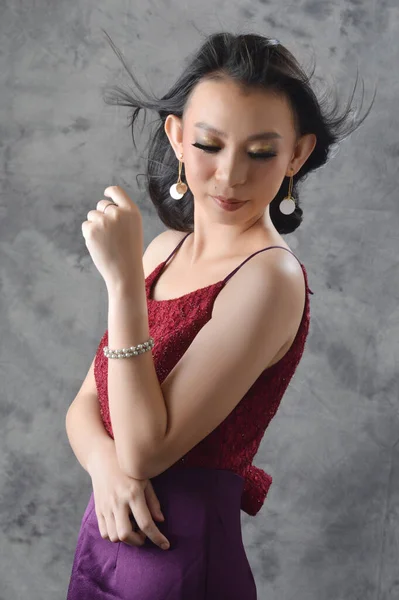 美丽的亚裔中国女孩 身穿红色衣服 在灰色的面包店摄影室 — 图库照片
