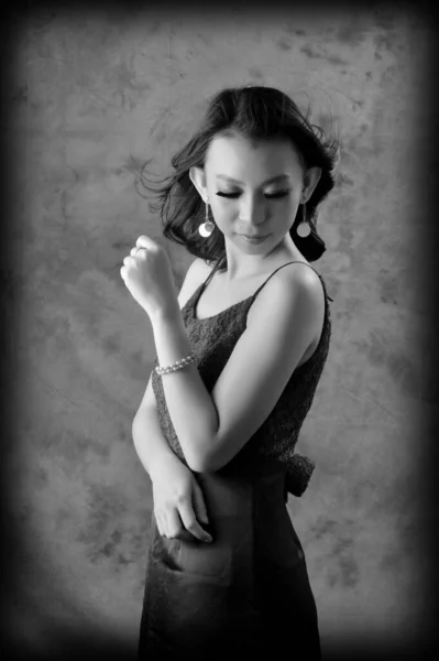 黑白相间的美丽的亚裔中国女孩 身穿红色衣服 在灰色的面包房里拍照 — 图库照片