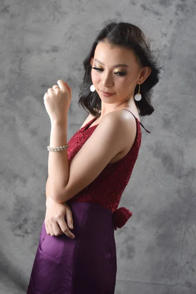 Красивая Азиатская Китаянка Одета Красное Серой Пекарне Фотостудии — стоковое фото