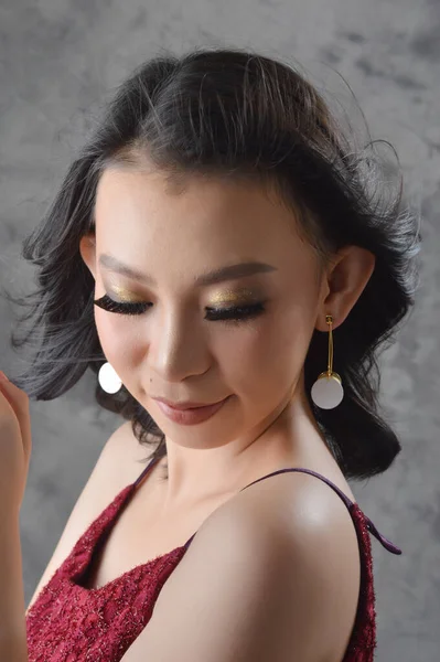 Kaunis Aasialainen Kiinalainen Tyttö Pukeutunut Punainen Harmaa Bakground Valokuva Studio — kuvapankkivalokuva