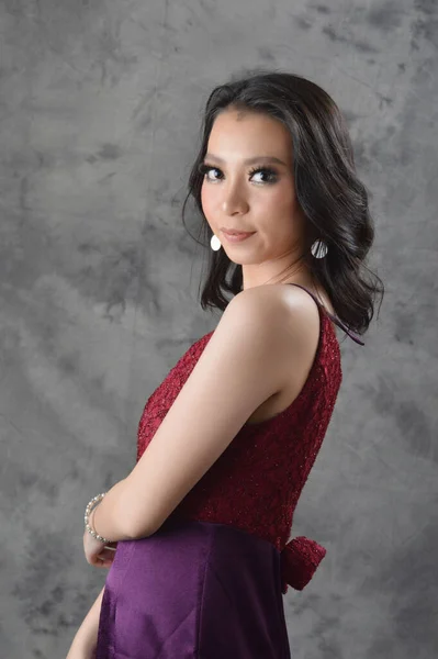 Bela Asiático Chinês Menina Vestido Vermelho Cinza Bakground Foto Estúdio — Fotografia de Stock