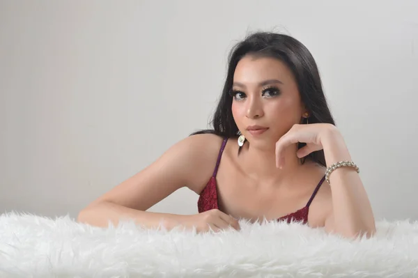 Krásný Asijský Číňan Dívka Červený Oblečený Zblízka Bílý Bakground Photo — Stock fotografie