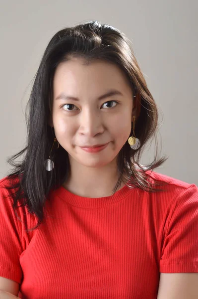 美しいアジア系中国人の女の子白い背景写真スタジオで顔の表情をした赤いカジュアルな服を着て — ストック写真