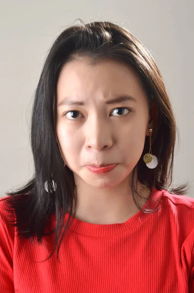 Bela Asiático Chinês Menina Vestido Vermelho Casual Com Expressão Facial — Fotografia de Stock