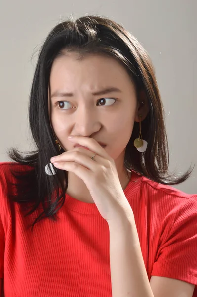 Bela Asiático Chinês Menina Vestido Vermelho Casual Com Expressão Facial — Fotografia de Stock