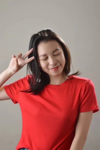 Hermosa Asiático Chino Chica Vestido Rojo Casual Con Expresión Facial —  Fotos de Stock