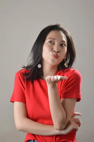 Piękna Azjatycki Chiński Dziewczyna Ubrany Czerwony Casual Twarzy Ekspresji Biały — Zdjęcie stockowe