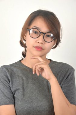 Asyalı kızları ifade etmek için beyaz arka planda izole edilmiş