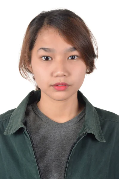 白い背景写真スタジオでカジュアルな写真撮影に身を包んだ美しいアジアの女の子の肖像画 — ストック写真