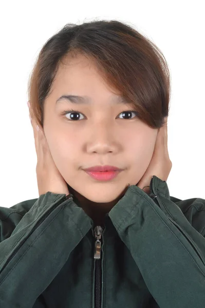 Gadis Asia Cantik Dengan Gaun Biasa Menutupi Telinganya Dengan Tangannya — Stok Foto