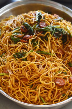 Lezzetli Asya usulü kızarmış erişte. 