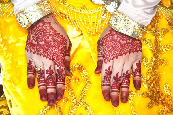 Henna Handen Van Indonesische Bruiloft Bruid — Stockfoto