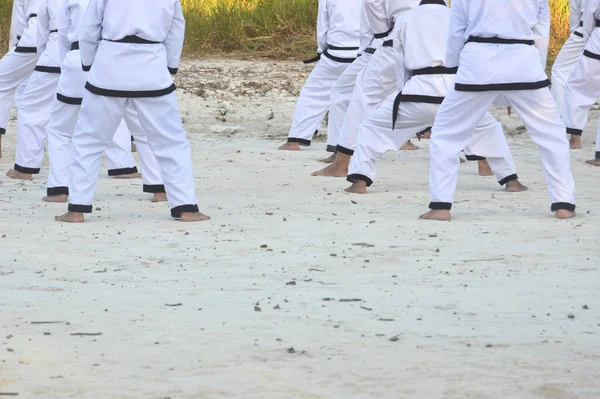 武术训练 对参加者进行红黑相间的白色武术训练 — 图库照片