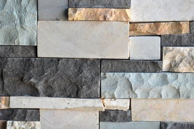 Duvarda ya da zeminde çeşitli mermer parçaları var.