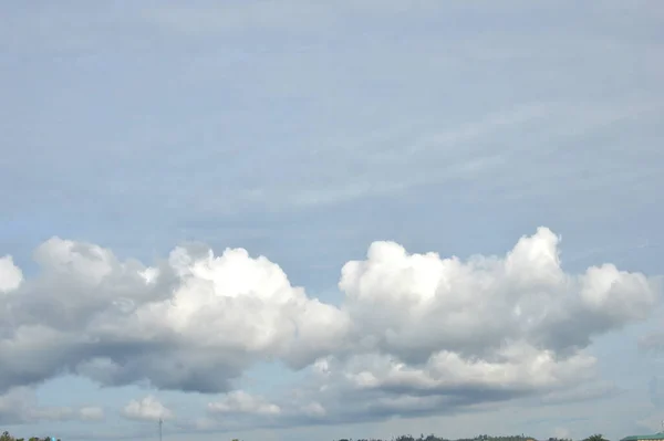 青い空に雲が広がり — ストック写真