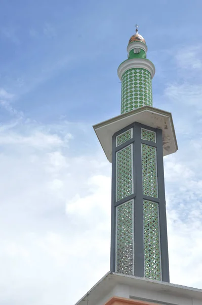 Torre Mezquita Contra Cielo Azul Adn Nubes Blancas —  Fotos de Stock