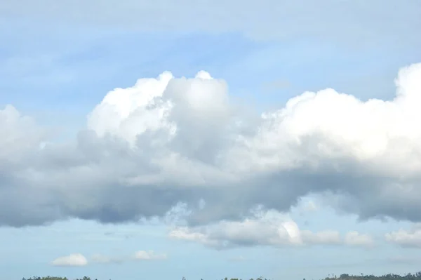 青い空に雲が広がり — ストック写真