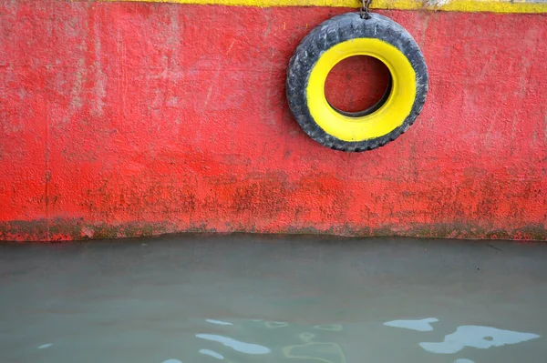 Pneus Usagés Sur Les Navires Fer Comme Une Barrière Contre — Photo