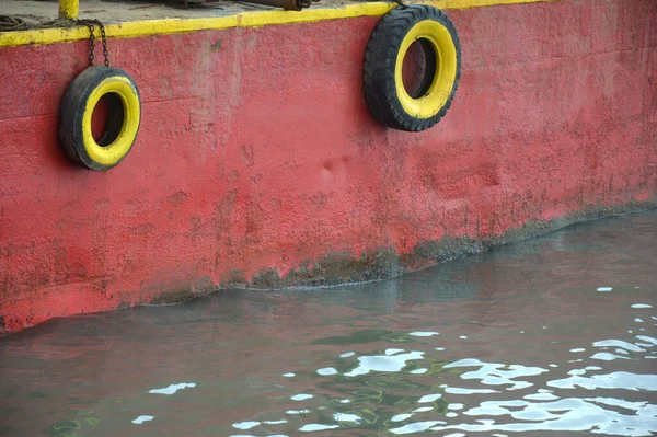 Neumáticos Usados Barcos Hierro Como Barrera Contra Fricción —  Fotos de Stock