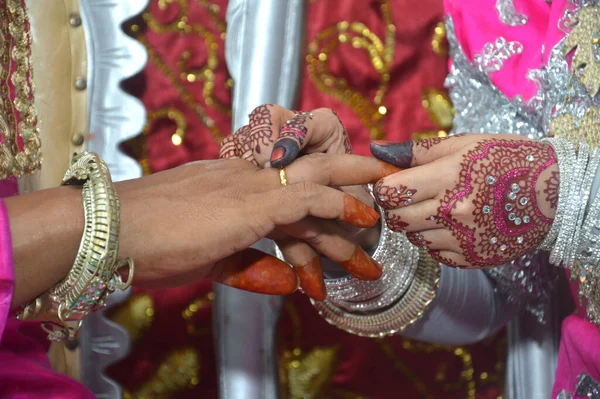 Indonesian Bride Attaches Ring Groom Fingers — Stock Photo, Image