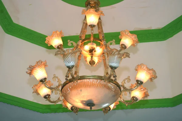 Φανταχτερά Διακοσμητικά Φώτα Κρέμονται Στο Ταβάνι Του Σπιτιού — Φωτογραφία Αρχείου