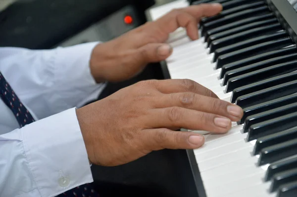 Dedos Hombre Tocando Piano — Foto de Stock
