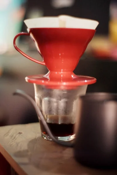 Metoda Zaparzania Napoju Kawowego Techniką V60 Kawa Filtrowana Jest Specjalnym — Zdjęcie stockowe