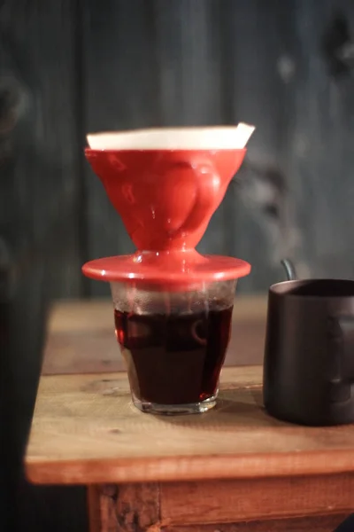 V60技術によるコーヒー飲料製造法ではコーヒーを特殊な紙で濾過してパルプなしでコーヒーを製造します — ストック写真